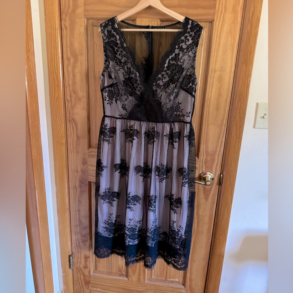 Lace cocktail dress, black.